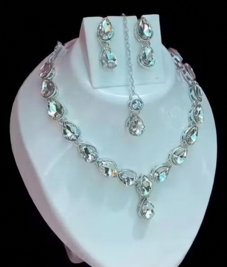 NECKLESS AND SILVER EARRING SET
